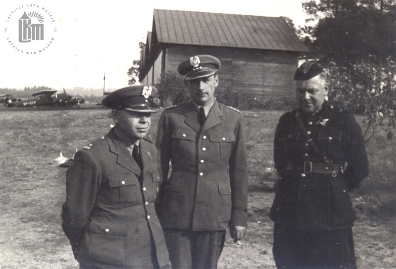 Internētie Polijas armijas aviācijas virsnieki un Latvijas Aviācijas pulka kapteinis Daugavpils lidlaukā. 1939. gada septembris