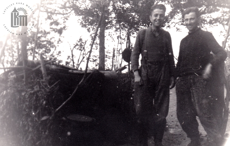 Karagūstekņi seržants Jānis Grietiņš (pa kreisi) un dižkareivis Rūdolfs  Salenieks (pa labi) pie telts Putlosas nometnē. 1945. gada 10. augusts