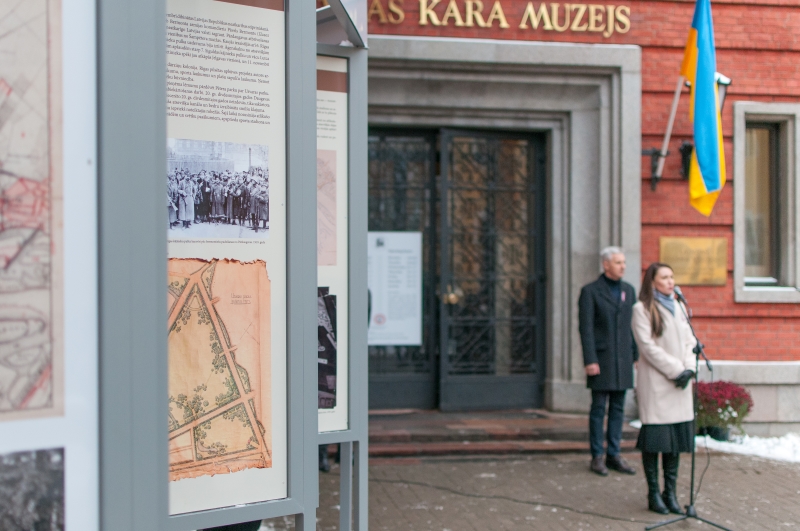 Laukumā pie Kara muzeja atklāj izstādi par Uzvaras parka vēsturi