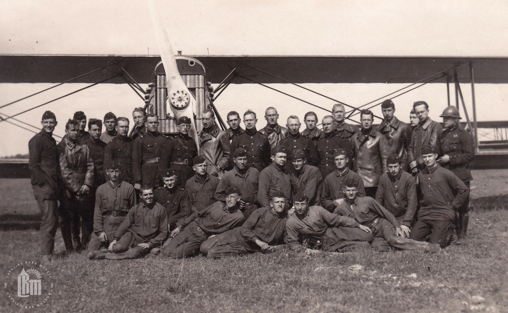 Aviācijas pulka virsnieki. 1930. gadi. 3. rindā 6. no labās – pulkvedis J. Baško