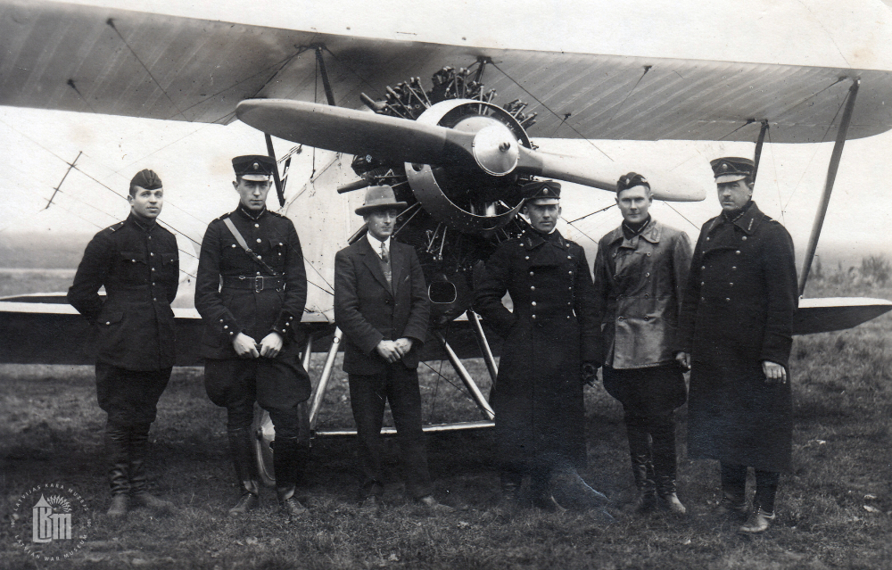 Aviācijas parka karavīri un viesi. Spilves lidlauks, 1920. gads. 3. no labās – pulkvedis Jezups Baško