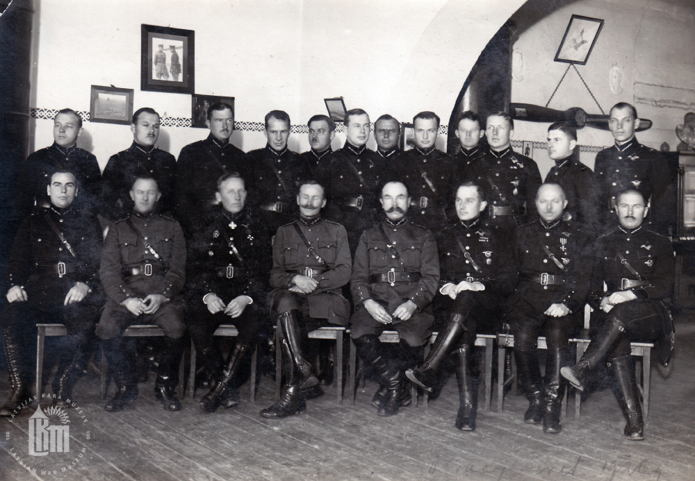 Latvijas armijas Aviācijas pulka virsnieki ar Tehniskās divīzijas vadību pēc inspekcijas skates. 1926. gada 8. decembris. 1. rindā 3. no kreisās – plkv. J. Baško