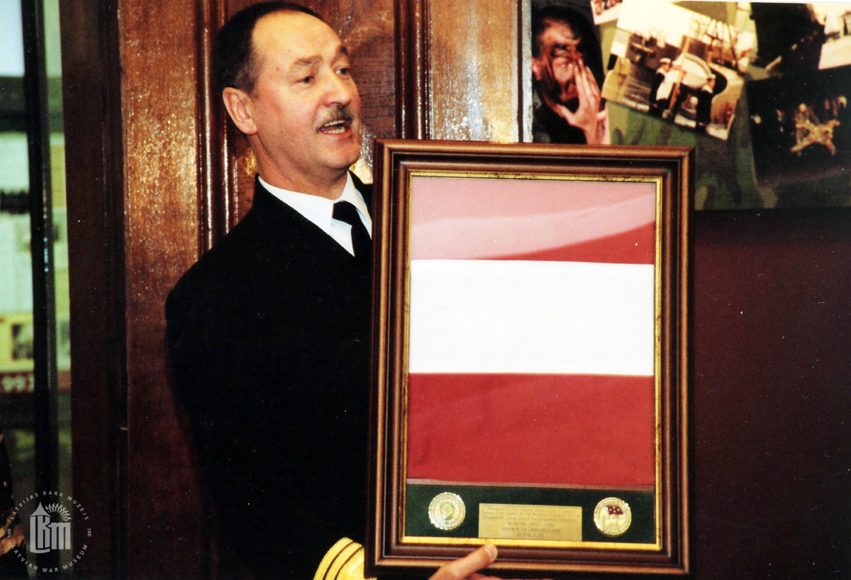 NBS komandieris viceadmirālis G.A. Zeibots izstādes “No pirmā bataljona līdz NATO” atklāšanā. Latvijas Kara muzejs, 2004. gada 29. oktobris. Fotogrāfe A. Vidzidska. LKM krājums