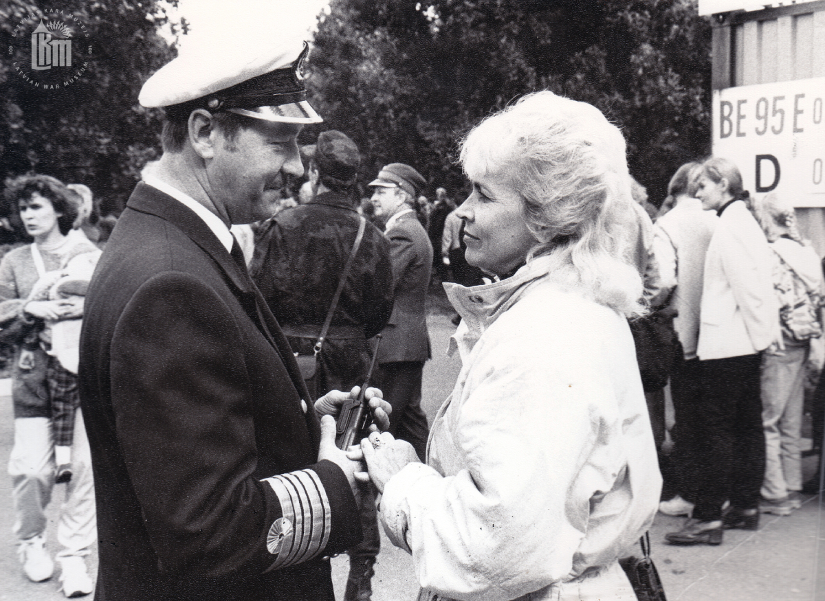 Jūras spēku komandieris G. A. Zeibots un Dz. Zeibote kādā pasākumā. Latvija, 1990. gadu vidus. Fotogrāfs nav zināms. LKM krājums