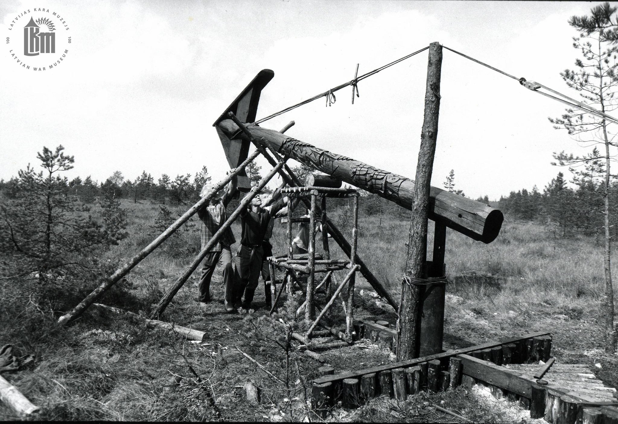 Piemiņas zīmes "Krusts" uzstādīšana 2. latviešu strēlnieku brigādes pārrāvuma vietā Tīreļpurvā