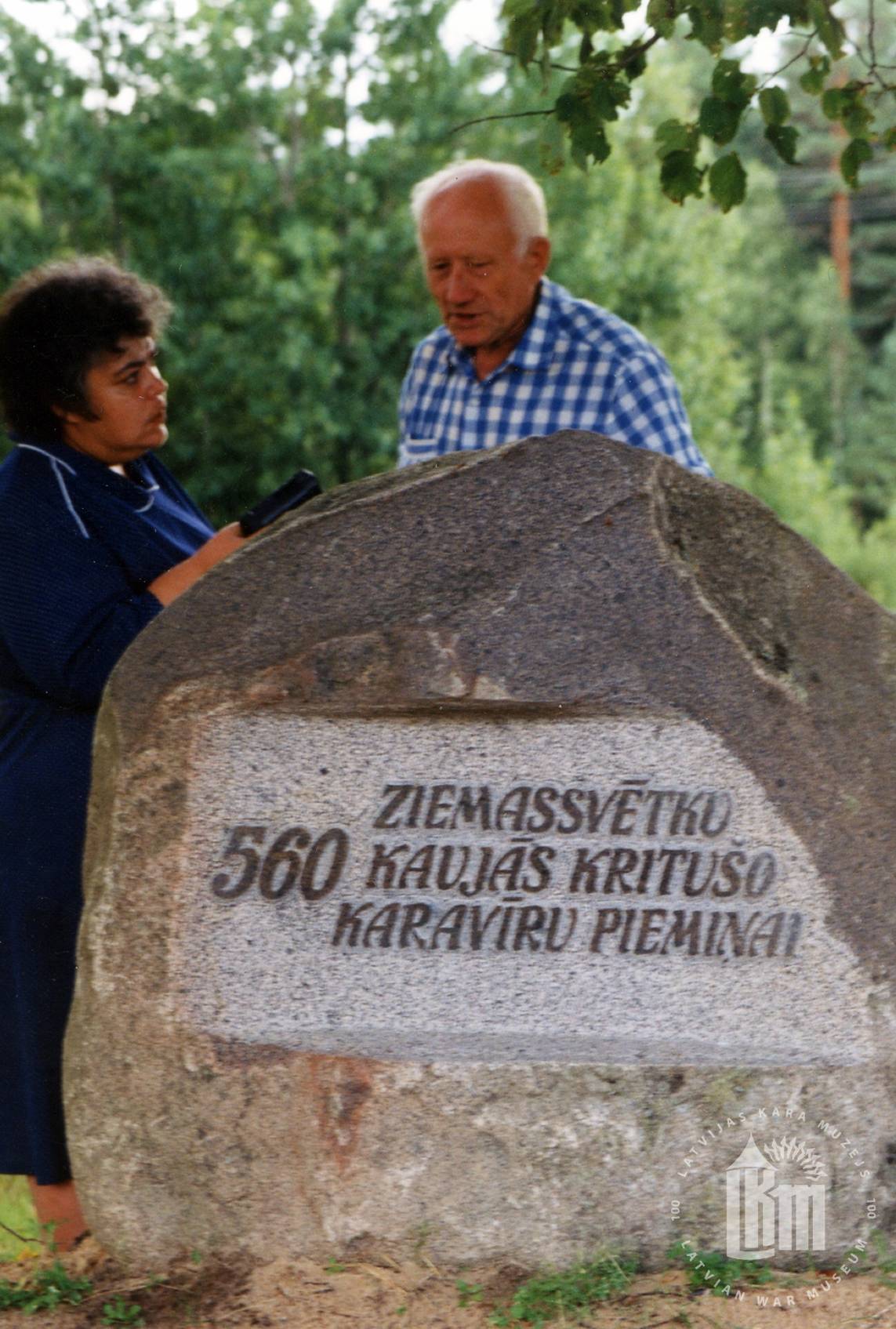 Voldemārs Birznieks sniedz interviju pie 1995. gada janvārī atklātā piemiņas akmens 560 Ziemassvētku kaujās kritušajiem krievu armijas karavīriem