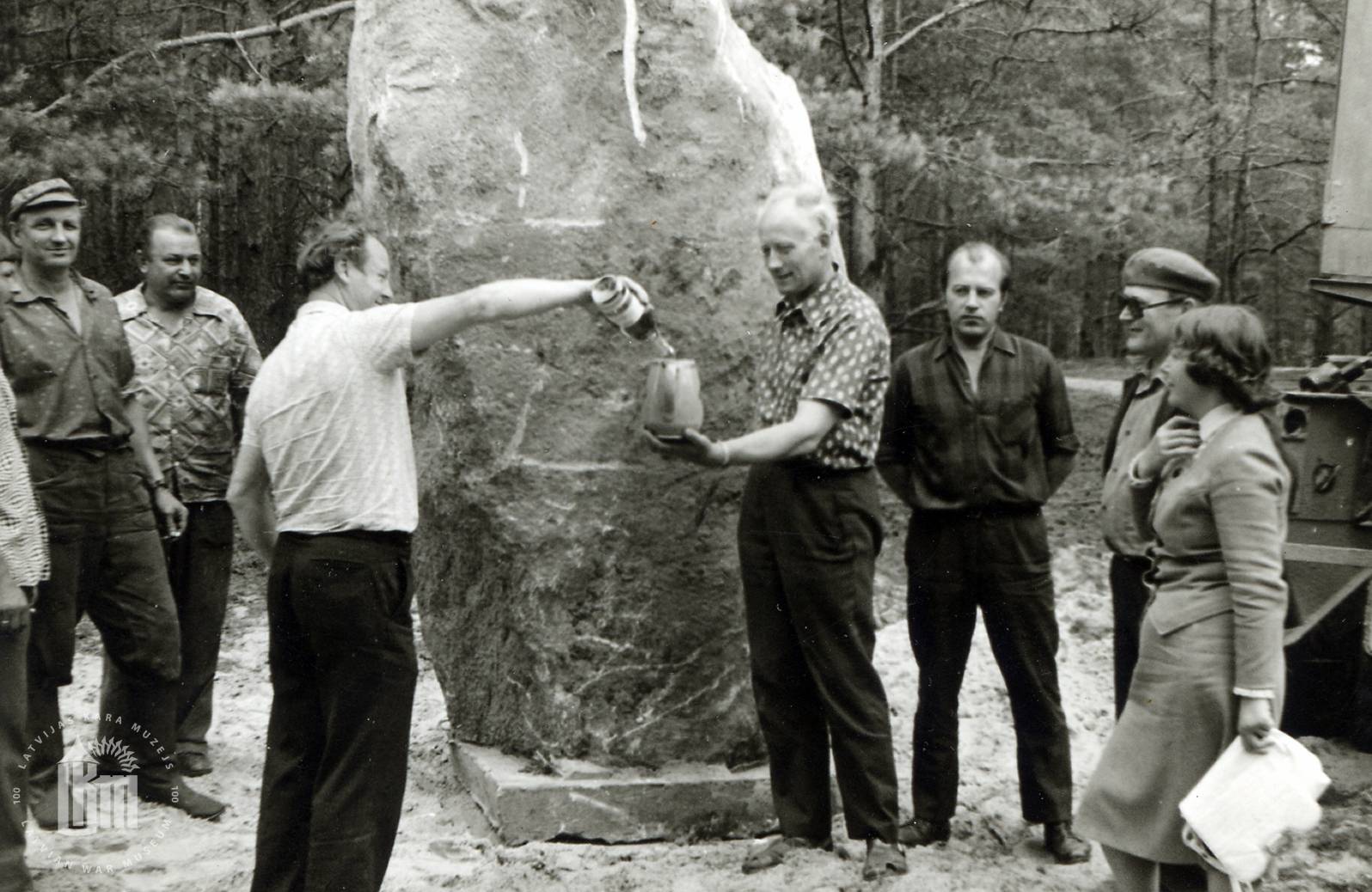Piemiņas akmens uzstādīšana Ložmetējkalnā 1977. gada 14. jūlijā
