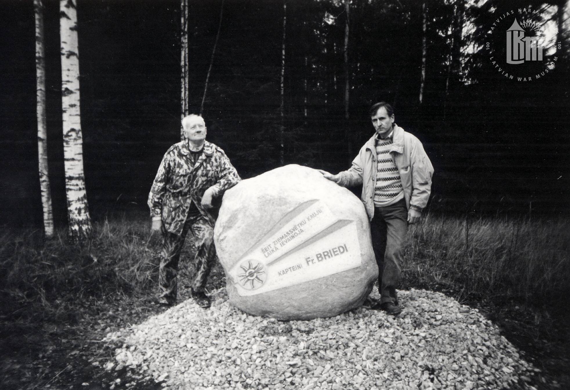 Voldemārs Birznieks un tēlnieks Vilnis Titāns - autors piemiņas akmenim kapteiņa Fridriha Brieža ievainošanas vietā